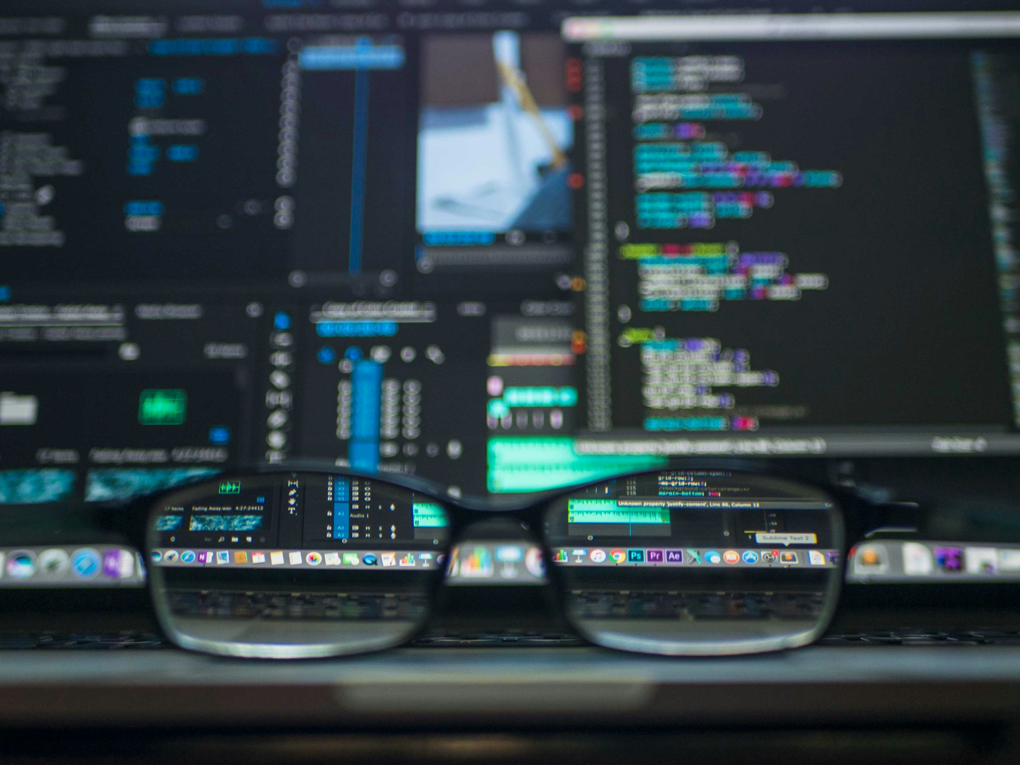 Pantalla con código y bases de datos